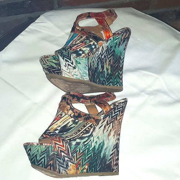 Dollhouse Wedge Sandles - Picture 4 of 8